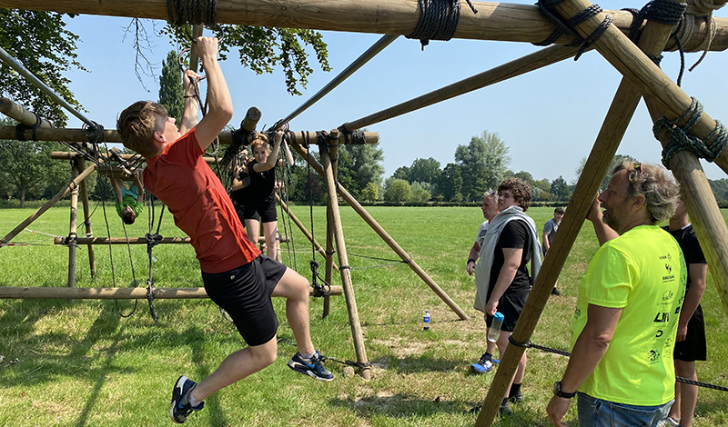 Duizend survivalaars door Loilse kerk, kroeg en over knikkerbaan