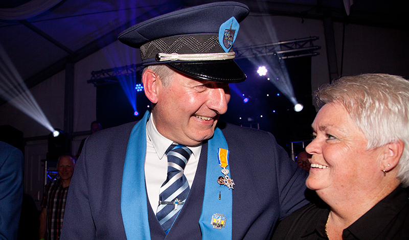 Tonnie Hetterscheid verrast met koninklijk lintje in ‘eigen’ schutterstent