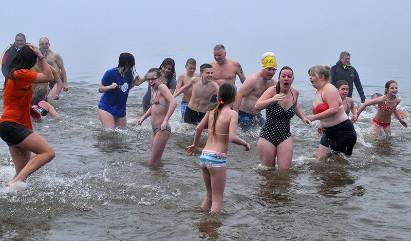 Nieuwjaarsduik beleeft 25ste editie: ‘Snel het water in en onderweg een keer struikelen’