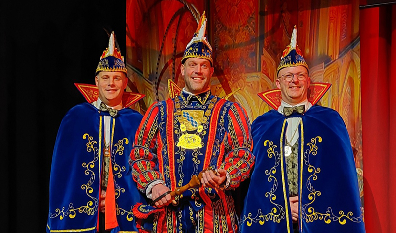 Prins Ronnie Loeters en jeugdprins Eelco Hakvoort gaan voorop tijdens Loilse carnaval