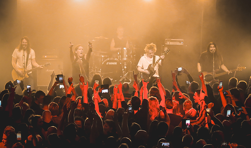 Headbangen op Highway to hell in Loilse kerk