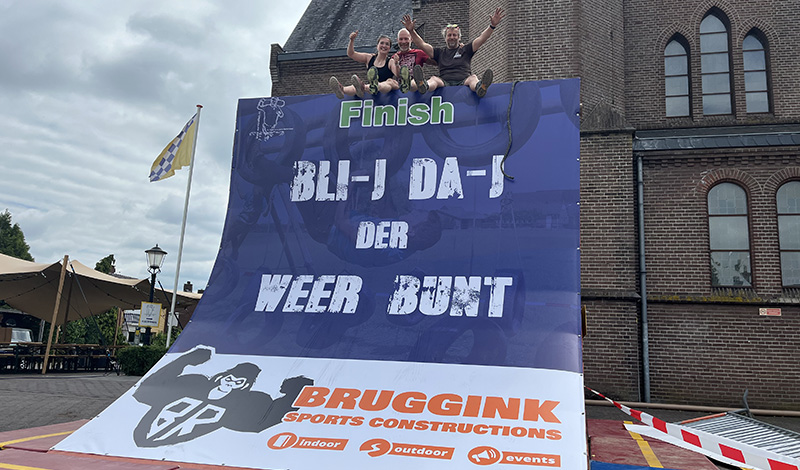 Survivallaars in Loil banen zich weg over ludieke hindernissen en door dikke laag modder