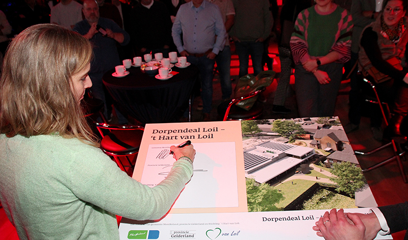 ‘Eerste steenlegging’ nieuwbouw ’t Hart van Loil en ondertekening Dorpendeal