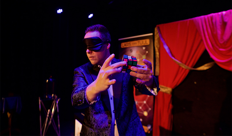 Magische Media Show met meester-goochelaar Lars van Tuijl in bibliotheek Didam