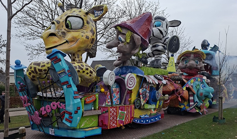 De Dröpkes bouwt voor derde keer op rij mooiste carnavalswagen van Nieuw-Dijk