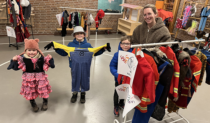 Leerlingen De Toorts scoren nieuwe carnavalsoutfit bij kledingpolonaise